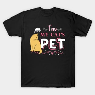 Funny quote for cat lovers - "I'm my cat's pet". T-Shirt